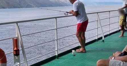 SVI SE PITAJU DA LI JE OVO MOGUĆE: Scena iz Dalmacije prikupila hiljade lajkova, pogledajte šta radi TIP NA TRAJEKTU