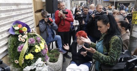 Cvijeće, Fatiha i minuta šutnje za ubijene kod Gradske tržnice