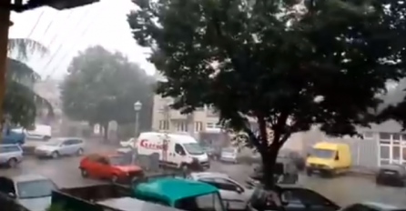 KIŠA I GRMLJAVINA, VJETAR LOMIO GRANE, ULICE POTOPLJENE: Olujno nevrijeme pogodilo Trebinje (VIDEO)