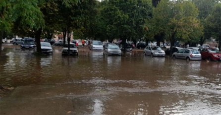 SNAŽNO NEVRIJEME POGODILO GRAD U BiH: Ulice poplavljene, saobraćaj blokiran, vjetar lomio grane