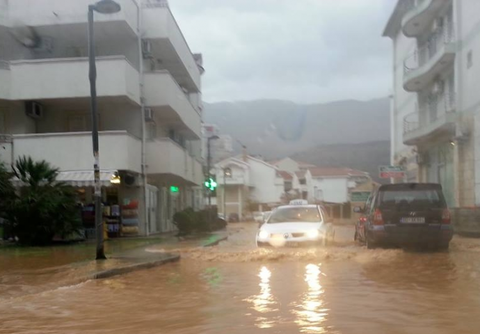 Jako nevrijeme pogodilo region, Podgorica i Budva pod vodom (VIDEO)