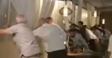 Zastrašujući snimci nevremena iz Budve i Tivata: Gosti spašavali restoran