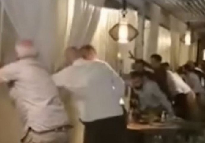 Zastrašujući snimci nevremena iz Budve i Tivata: Gosti spašavali restoran