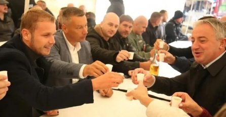 Dok je Dodik pjevao, Stanivuković, Nešić i Borenović u šatoru prekoputa nazdravljali