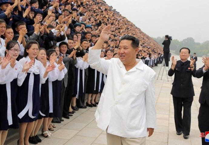 Pojavile se nove slike: Kim Jong-un izgleda mršavije nego ikad