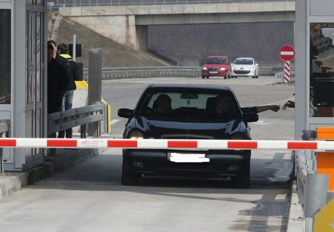 Vozač BMW nije htio platiti putarinu kod Zenice, napao blagajnika iz naplatne kućice