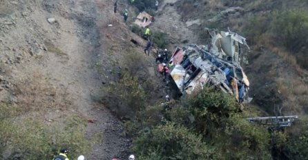 Autobus pao u provaliju duboku 200 metara, poginulo najmanje 29 ljudi u Peruu