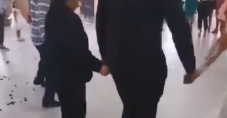 BAKA JELA (93) SE UHVATILA  U KOLO BAŠ DO MLADOŽENJE I MLADE: Svatovi stali pa gledaju, pogledajte snimak koji je DANAS HIT NA INTERNETU (VIDEO)