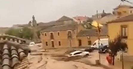 Jaka kiša poplavila ulice, bujice nosile automobile i drveće: Pogledajte prizore nevremena u Španiji