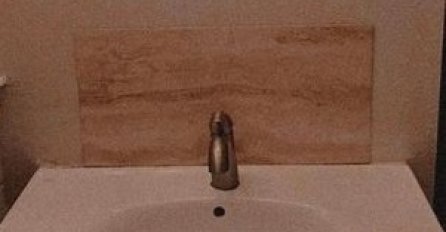 PORUKA NA OGLEDALU ŽENSKOG WC-A SABLAZNILA ŽENE: Pogledajte šta piše gore, PRIMJERENO ILI NE? (FOTO)