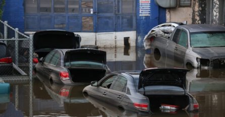 U poplavama u SAD-u najmanje 44 smrtno stradale osobe
