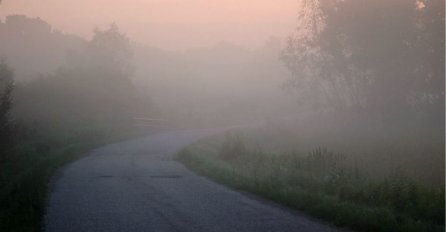 BIHAMK upozorava: Smanjena vidljivost zbog magle, kolovoz mjestimično vlažan, učestali odroni