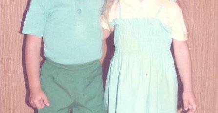 KO JE DJEVOJČICA NA SLICI? POZIRALA SA BRATOM: Danas je pjevačica koju svi vole, KO JE ONA?