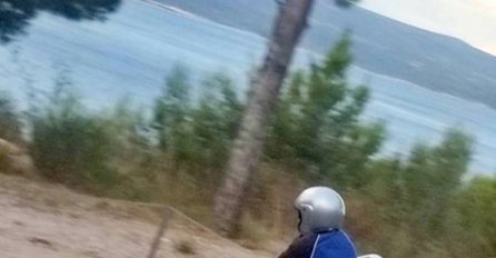 TIP IZ HRVATSKE NASMIJAO JE HILJADE LJUDI ZBOG ONOGA ŠTO PREVOZI NA SVOM SKUTERU: Neko ga slučajno uslikao, ovo još niste vidjeli (FOTO)
