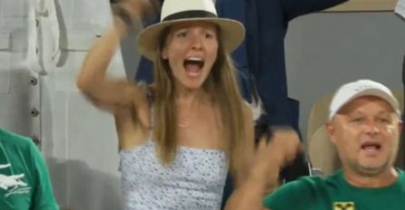Jelena ovim potezom ostavila bez teksta: Nakon Novakove pobjede obukla majicu sa njegovim likom, u natpis su svi gledali (FOTO)