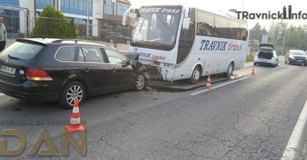 Direktni sudar autobusa i automobila: Povrijeđena jedna osoba