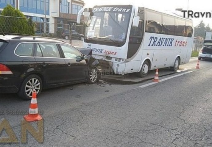 Direktni sudar autobusa i automobila: Povrijeđena jedna osoba