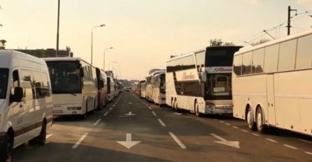 Autobusi iz Beograda krenuli na Cetinje: Rastu napetosti
