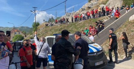 Kordon policije se povukao pred demonstrantima u Cetinju 