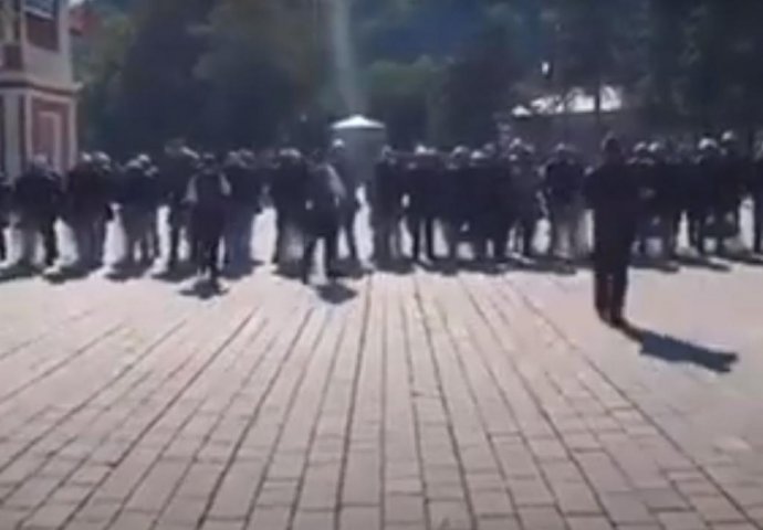 Cetinjani policiji dijelili vodu (VIDEO)