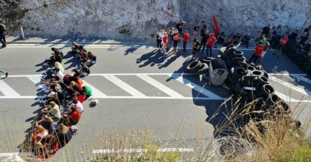 Crnogorke napravile "živi zid" na ulazu u Cetinje