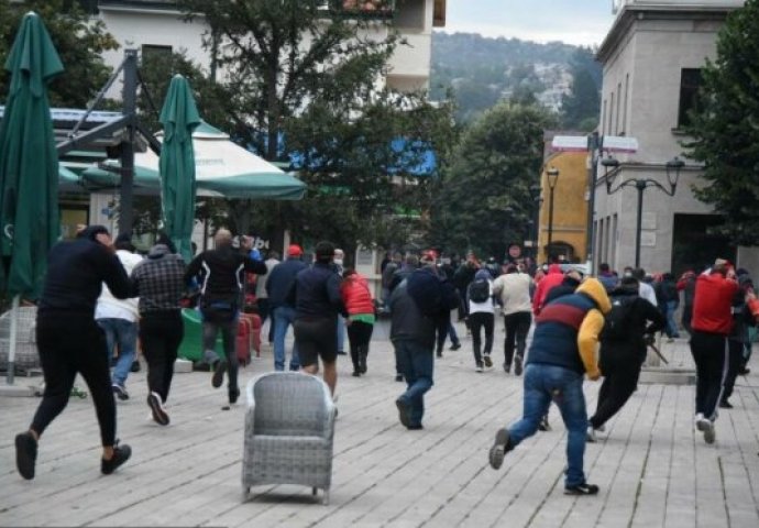 Topovski udari i suzavci na Cetinju, sukobili se policija i demonstranti (VIDEO)