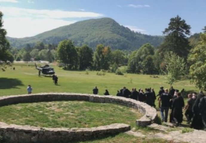 Mitropolit Joanikije pod jakom policijskom pratnjom ispraćen do helikoptera