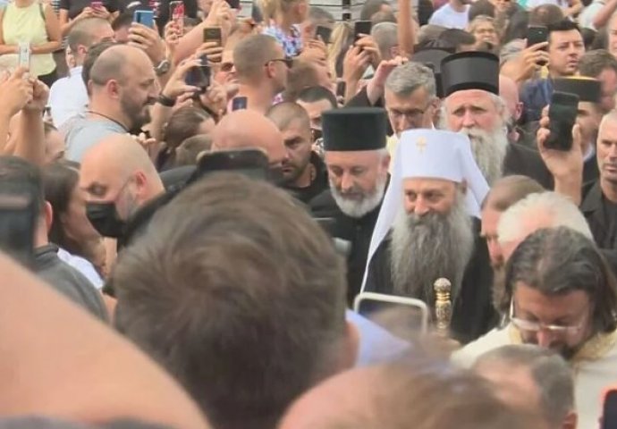 Patrijarh i mitropolit aplauzom dočekani u Podgorici, građani skandirali "Vladiko, sokole"