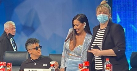 POGLEDAJTE REAKCIJU PUBLIKE KAD JE CECA UŠLA U STUDIO ZVEZDE GRANDA I SJELA NA JELENINO MJESTO: Kamera snimila reakciju (VIDEO)