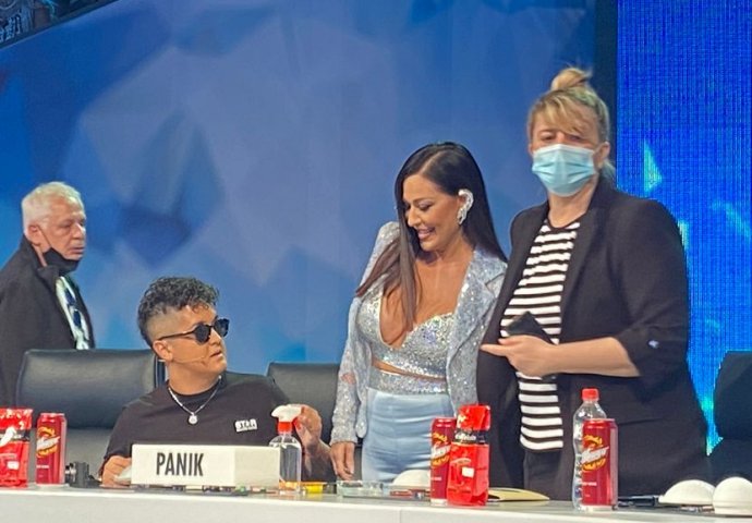 POGLEDAJTE REAKCIJU PUBLIKE KAD JE CECA UŠLA U STUDIO ZVEZDE GRANDA I SJELA NA JELENINO MJESTO: Kamera snimila reakciju (VIDEO)