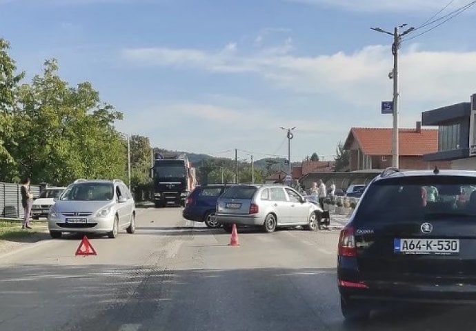 Tri osobe povrijeđene u saobraćajnoj nesreći kod Živinica