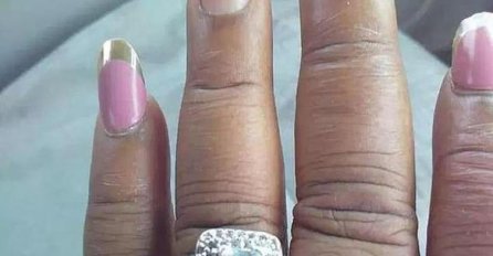 Željela da se pohvali vjereničkim prstenom, ALI SVI SU PRIMIJETILI JEDAN UŽASAN DETALJ: Pa šta je ovo?!