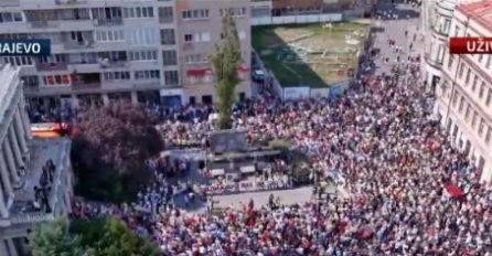 Pogledajte trenutnu atmosferu na protestima u Sarajevu (VIDEO)