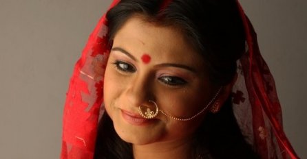 ZNATE LI ŠTA ZNAČI CRVENA TAČKA IZMEĐU OBRVA KOD INDIJSKIH ŽENA: Svi smo gledali u serijama, OVO JE NJENA PRAVA SVRHA