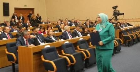 Begija Smajić odbrusila zastupnicima u NSRS: Od koga štititi ćirilicu, pišem je bolje i više od svih vas koji ovdje sjedite