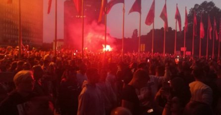 Haos u Ljubljani: Protestanti bacaju baklje na Parlament