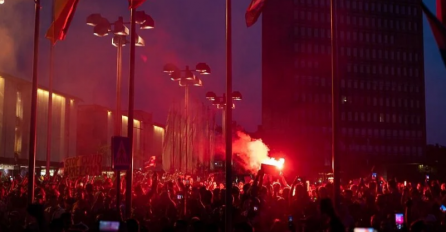 Nekoliko policajaca povrijeđeno u Ljubljani, upotrijebljeni suzavac i vodeni top