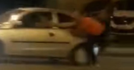 Pravi haos u bh. gradu: Uhvatio pješaka za ruku i vukao ga u automobilu