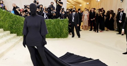 "DŽABE SU JE ŠMINKALI" EVO KAKO JE KIM KARDASHIAN IZGLEDALA ISPOD ČUDNOG KOSTIMA: Konačno objavljena slika i SVI SE ČUDE