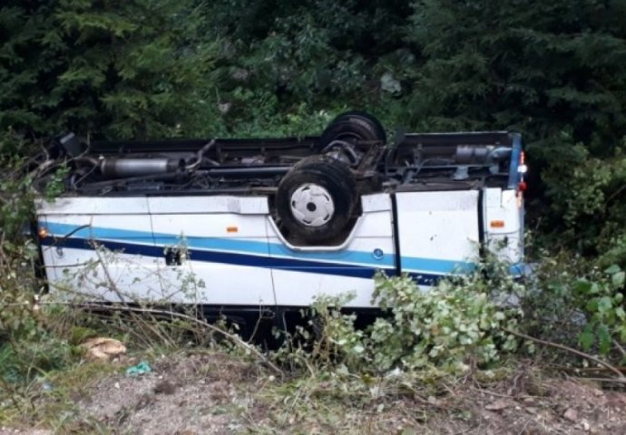 TEŠKA NESREĆA U BIH: Autobus sletio sa ceste, 16 osoba povrijeđeno
