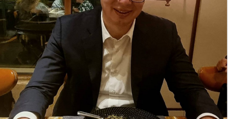 Vučić objavio sliku iz Turske, jede baklavu: "Valjda, da budem još deblji. Ne vrijedi, ne mogu da odolim"