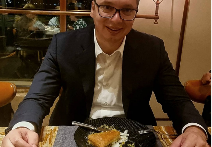 Vučić objavio sliku iz Turske, jede baklavu: "Valjda, da budem još deblji. Ne vrijedi, ne mogu da odolim"