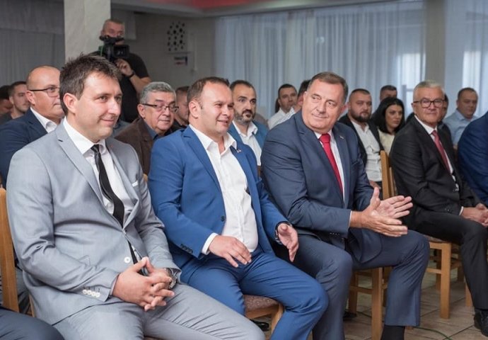Oglasio se gradonačelnik Istočnog Sarajeva: Volim jednu ženu, naše Istočno Sarajevo, SNSD i Dodika
