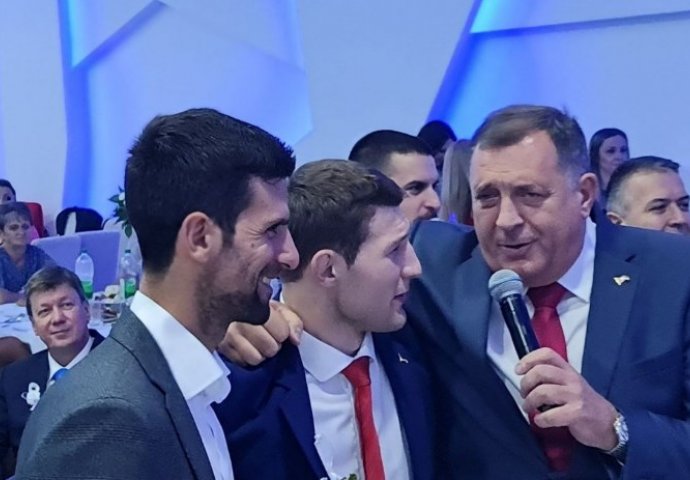 Đoković sa Majdovom i Dodikom pjevao hit Halida Bešlića