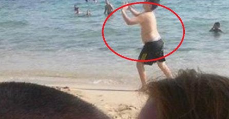 ZAMOLIO JE DA MU FOTOŠOPIRAJU SLIKU I UKLONE DEČKA SA LOPTOM: A onda je dobio ovu LEGENDARNU SLIKU, LJUDI VRIŠTE OD SMIJEHA