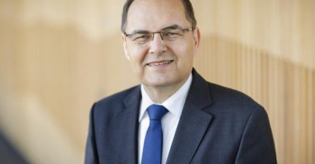 Visoki predstavnik samo posmatra dok kriza postaje sigurnosni problem