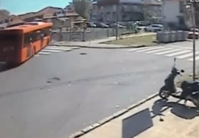 NOVI SNIMAK NESREĆE U ZEMUNU: Autobus skreće sa puta, ruši ogradu, pješak u posljednjem trenutku IZBJEGAO SMRT (VIDEO)