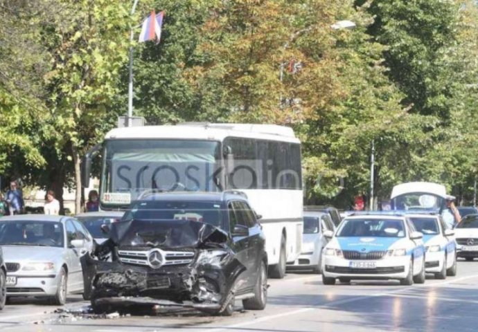 Sedam osoba povrijeđeno u udesu: Automobilom udario u autobus u centru Banja Luke