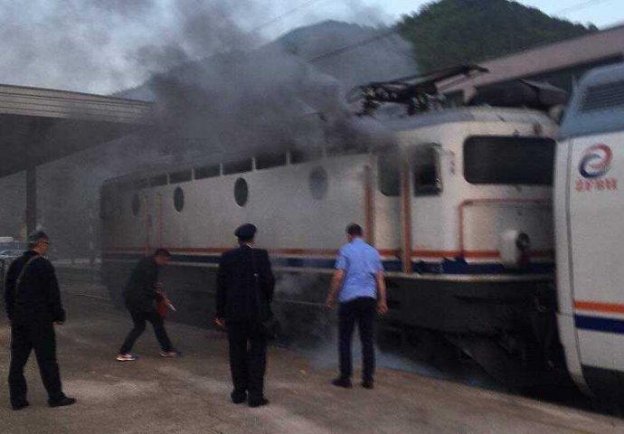 Zapalio se voz u Konjicu, putnici evakuisani, i dalje traje borba s plamenom