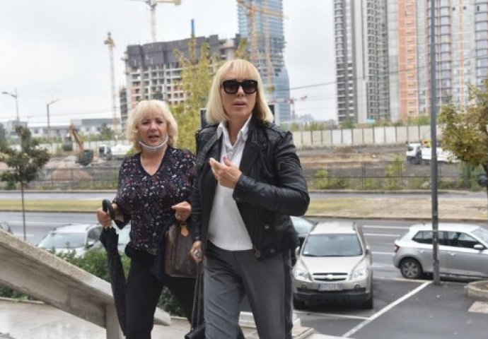 BRENA IZAŠLA IZ PALATE PRAVDE TOKOM SUĐENJA, A SVI SE PITAJU KO JE ŽENA KOJA SE NE ODVAJA OD NJE: Svi komentarišu jedan detalj